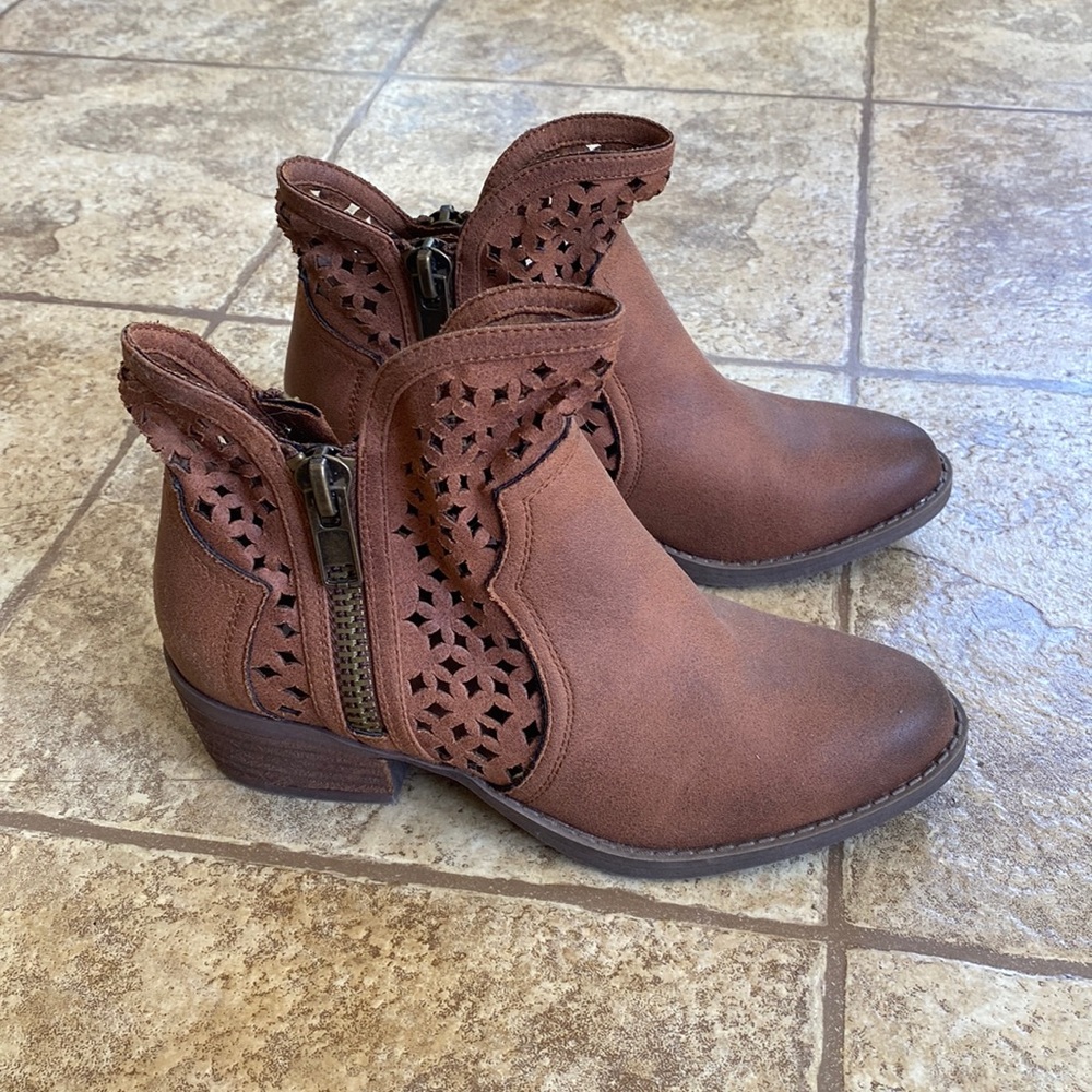 Women’s side zip boot size 7